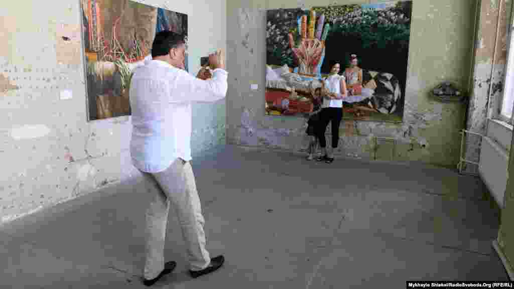 Художник із родиною – Савадов фотографує дружину, яка зображена на картині