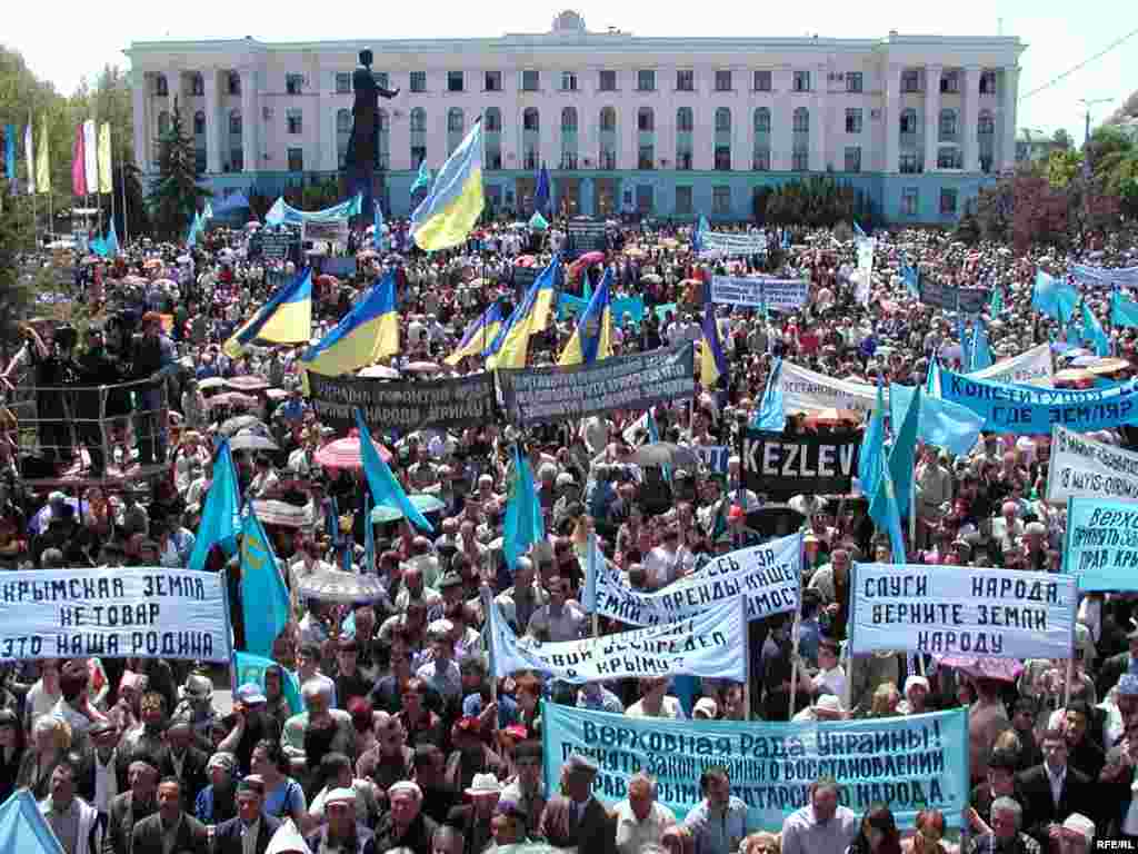 Май 2006. Развевающиеся крымскотатарские флаги вместе протестными транспарантами и флагами Украины. Это традиционное собрание 18 мая, в день памяти жертв депортации крымскотатарского народа, автор фото Володимир Притула.