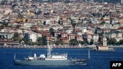 Корабль "Приазовье" в Босфоре, Турция, 2013 год