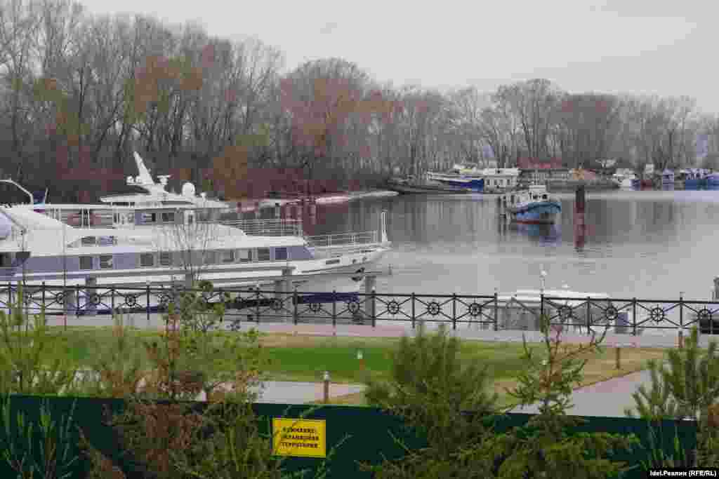 ...заборы охраняемых территорий, дорогие яхты и места их стоянок. 