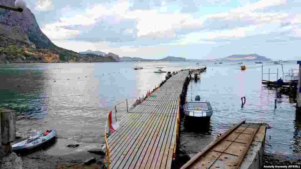 В курортном поселке Новый Свет, что на юго-востоке Крыма, сегодня можно встретить немало любителей «бархатного» сезона. И хотя температура морской воды даже после недавних ливней и штормов довольно комфортная – +21-23 – на поселковых пляжах царит полный «штиль»