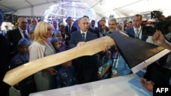 Владимир Путин во время открытия авиасалона МАКС-2015