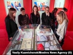 Posjetiteljke na izložbi.