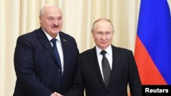 Лукашенко та Путін (зліва направо) на зустрічі у резиденції президента РФ у Ново-Огарьово під Москвою, 17 лютого 2023 року