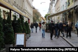 Містом ходять поодинокі туристи