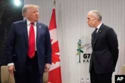 Президент США Дональд Трамп (л) зустрічається з прем'єр-міністром Канади Марком Карні на полях саміту «Групи семи». Канада, Кананаскіс, 16 червня 2025 року