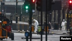 Слідчі і співробітники поліції працюють на місці нападу біля Вестмінстерського мосту в Лондоні, 23 березня 2017 року