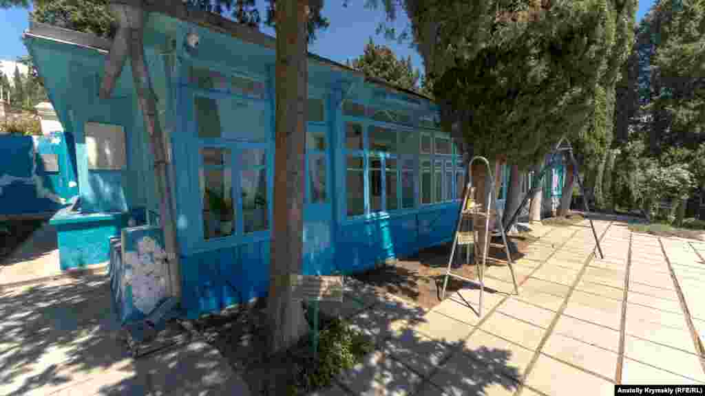 Свой дом над морем Сергей Сергеев-Ценский (1875-1958) называл мастерской. Перед окнами веранды он собственноручно посадил несколько кипарисов и разбил виноградник. Перу писателя принадлежит эпопея «Севастопольская страда», несколько романов повестей, рассказов и стихов