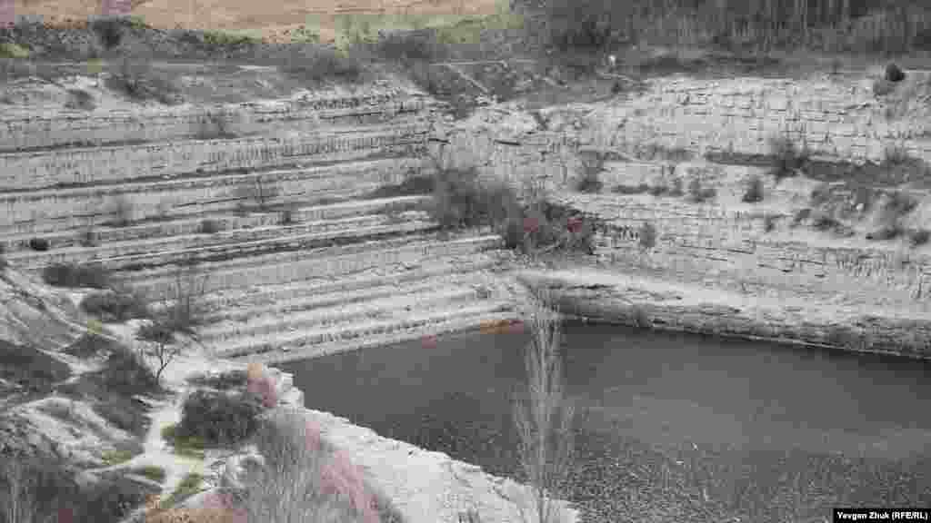 Уровень воды в карьере сильно понизился после выкачивания воды. Понижение уровня воды хорошо заметно по огромным ступеням, образовавшимся во время добычи камня-известняка, 22 января 2021 года