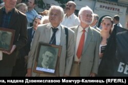 Поет, шістдесятник Ігор Калинець з портретом вуйка Андрія, якого було вбито у тюрмі енкаведистами