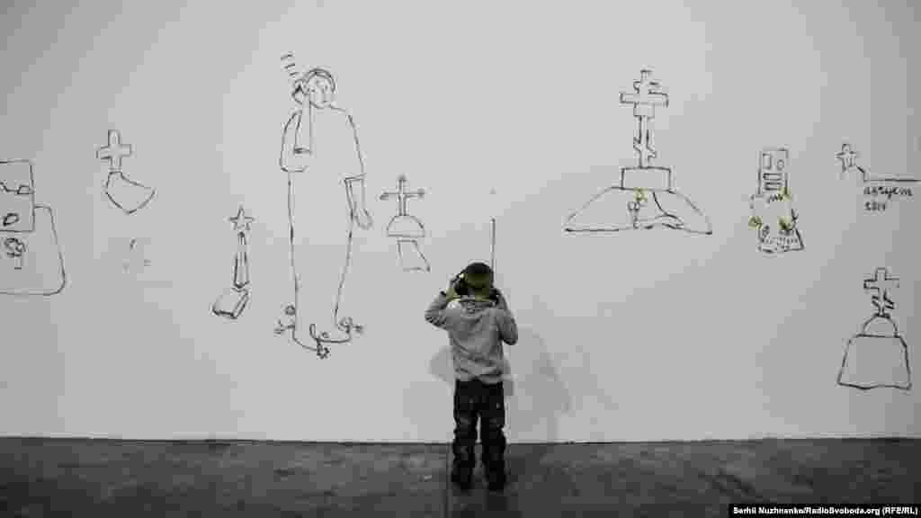 Історія, яку потрібно слухати. Частина інсталяції Алевтини Кахідзе «Історія міста Полуниці Андріївни, або Жданівка» 2016 року. Алевтина Кахідзе родом з Донбасу, і це її невелика розповідь про втрачений дім