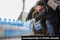 Партія питної води від політиків і російської влади Севастополя для окупованих Росією регіонів Донбасу під час водної кризи, жовтень 2025 року