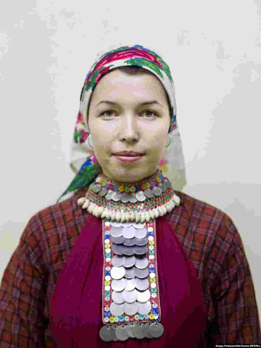 Соловьева Наташа, 24 года, бухгалтер. "Мой марийский из семьи, дома говорили только на нем. Разговорный я знаю, а вот пишу иногда с ошибками. Семья была православная, но бабушки и дедушки ходили и в рощу. Особенно ощущаю себя мари во время праздников, особенно домашних. Когда начинаются песни и танцы, не сценические, а настоящие, это и есть мари".