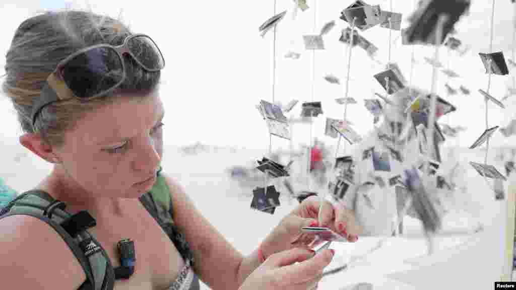 Американская художница российского происхождения Рита Путивская у «Святилища потерянных мгновений»