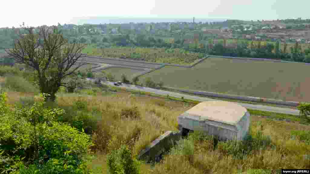 С холма территория просматривается на десятки километров, на переднем плане – пулеметный ДЗОТ (долговременная замаскированная огневая точка)