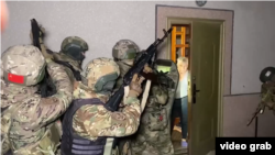 Сотрудники ФСБ задерживают граждан с проукраинскими позициями в Крыму, иллюстративное фото