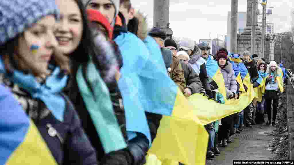 За традицією, з лівого берега йде колона «УНР», з правого – «ЗУНР»