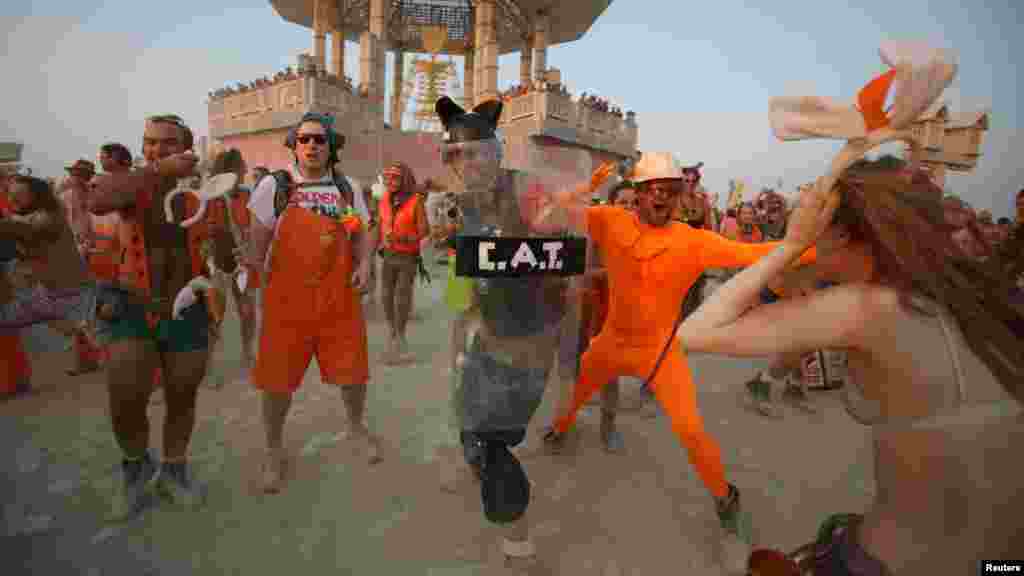 Команда «Морковки» пытается не дать «Маршу кроликов» добраться до чучела «Горящего человека»