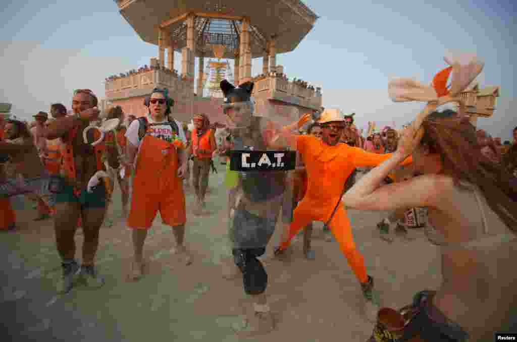 Команда "Морковки" пытается не дать "Маршу кроликов" добраться до чучела "Горящего человека"