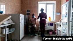 Український військовослужбовець отримує дозу вакцини AstraZeneca на військовій базі в Краматорську Донецької області, 2 березня