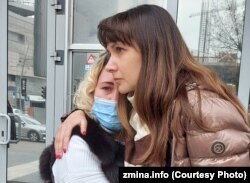 Марина Полях (ліворуч) разом зі своєю адвокаткою Юлією Сегедою