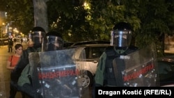 Припадници на жандармеријата во близина на канцелариите на Српската напредна партија во Нов Белград, 14.8.2025 година.