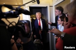 Трамп на борту літака 30 березня 2025 року висловлює невдоволення діями Росії, яка затягує запровадження перемир’я у війни проти України