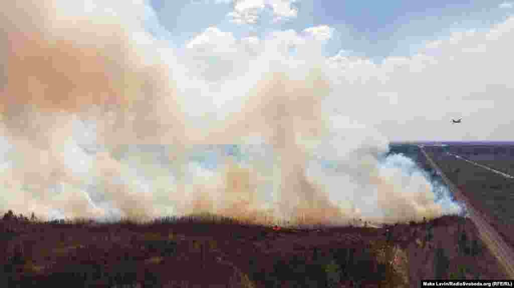 Пожежна авіація викидає воду на вогонь у лісовому масиві поблизу пропускного прикордонного пункту «Виступовичі»