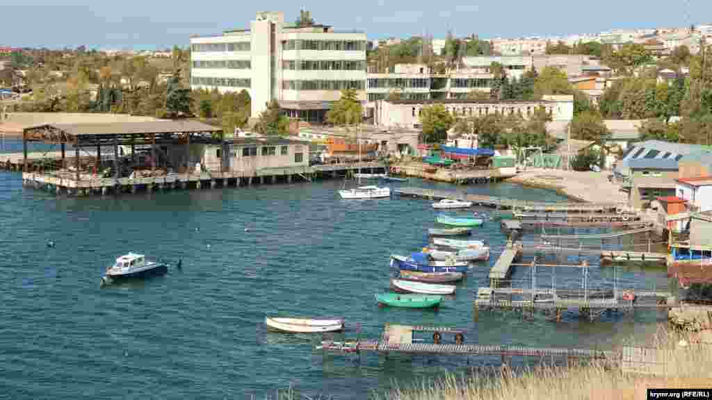 Вид на маленькую бухту, которую местные жители называют «Коррозийка». Раньше здесь находилась Севастопольская станция по изучению коррозии металлов