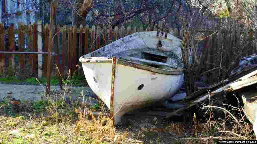 У частного дома «припаркована» лодка