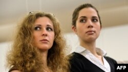 Мария Алехина и Надежда Толоконникова (Сингапур, 17 января 2014 года)