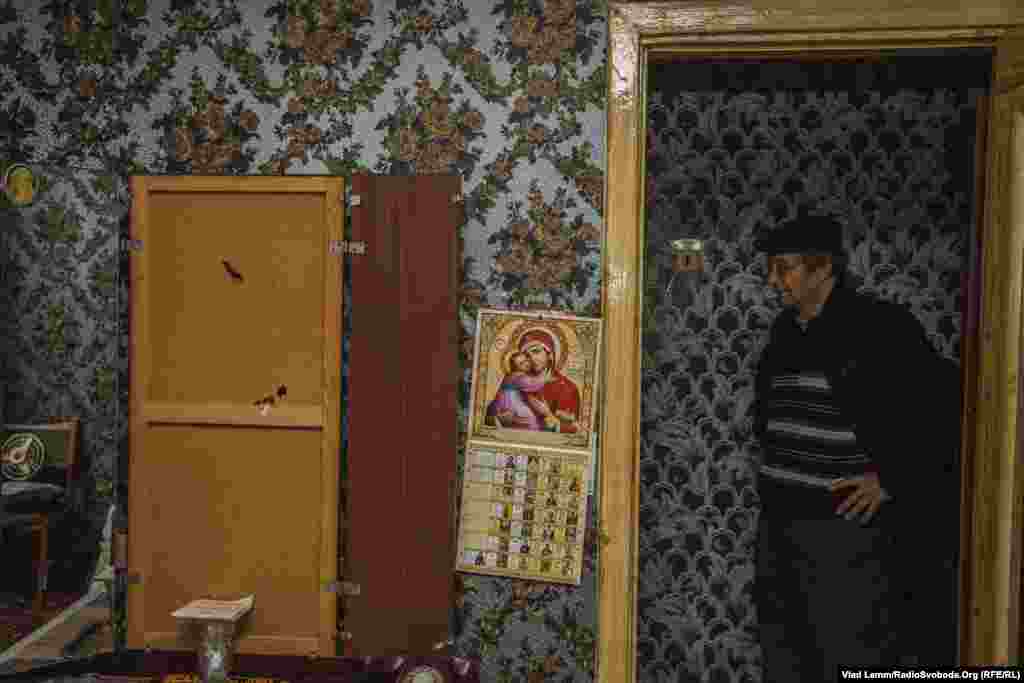 У цій квартирі живе Валентина Іванівна з чоловіком Анатолієм. Зараз вони знімають квартиру у Красноармійську, адже хоч у цьому будинку і є опалення, підтримувати в кімнатах придатну для життя температуру без встановлених вікон досить складно