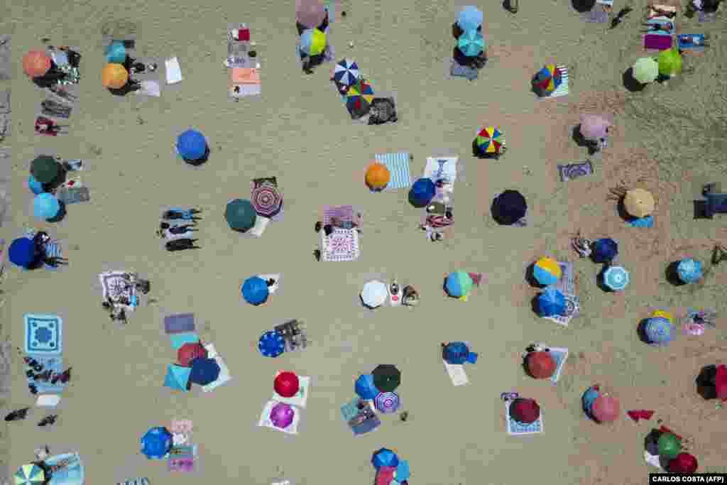 Ljudi se sunčaju na plaži Costa da Caparica, u Almadi, blizu Lisabona, Portugal, 29. juna.