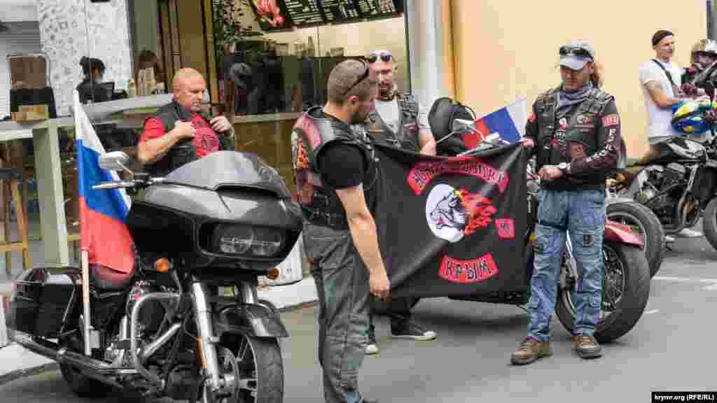 Симферопольские «Ночные волки» перед кинотеатром имени Шевченко после завершения мотопробега вокруг православных храмов города