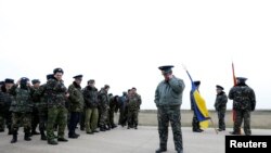 Полковник Юлій Мамчур та його підлеглі в аеропорту у Бельбеку, 4 березня 2014 року