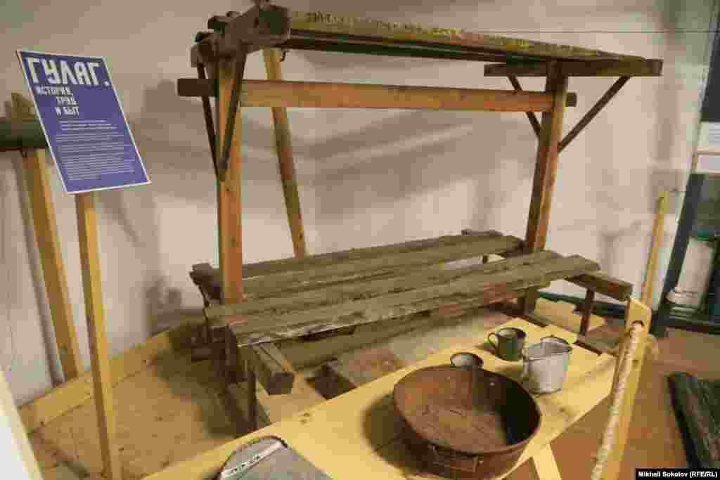 Выставка "ГУЛАГ: история, труд и быт" ". Нары и предметы быта из Колымских лагерей