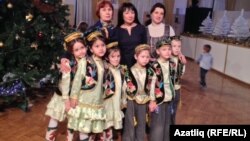 Бәйрәмгә килгән татар төркеме балалары
