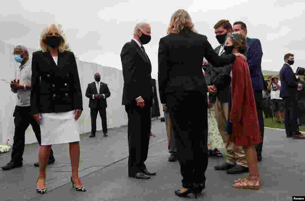 Кандидат у президенти США від Демократичної партії та колишній віцепрезидент Джо Байден та його дружина Джилл під час відвідування «Національного меморіалу рейсу 93» розмовляють із родичами членів екіпажу та пасажирами, які загинули на борту рейсу 93. Вони згадують загиблих 40 членів екіпажу та пасажирів, які боролися з терористами на борту літака 11 вересня 2001 року. Спротив пасажирів та команди не дозволив здійснити плани терористів – літак розбився в полі поблизу Шанксвіллу