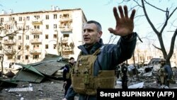 Міський голова Києва, всесвітньо відомий боксер Віталій Кличко на місці нанесення російською армією ударів по столиці України. 18 березня 2022 року