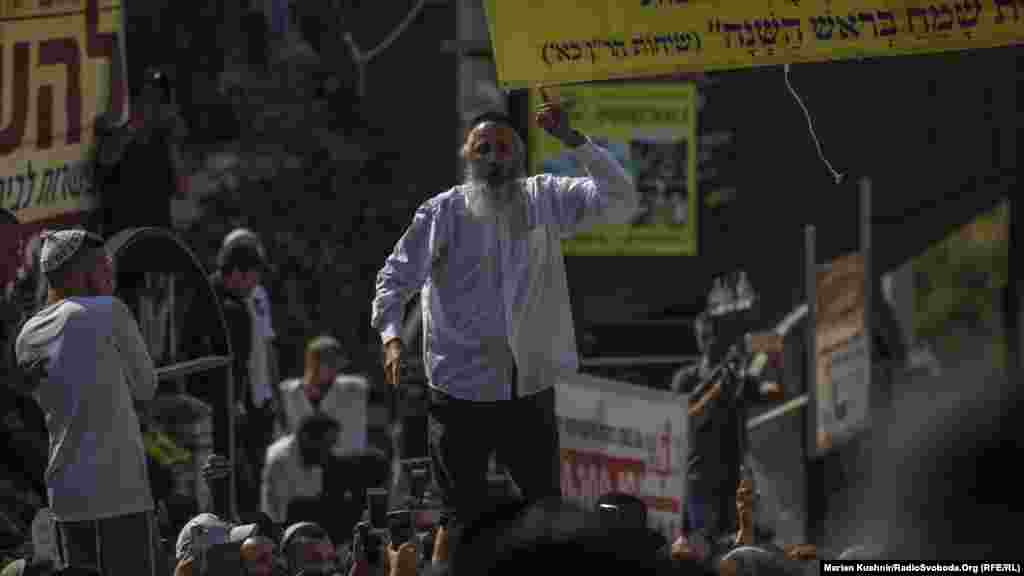 Поблизу могили цадика Нахмана збираються паломники-хасиди