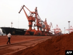 Почва с редкоземельными элементами готовится к погрузке в порту Ляньюньган. Китай является одним из основных экспортеров редкоземельных металлов в США