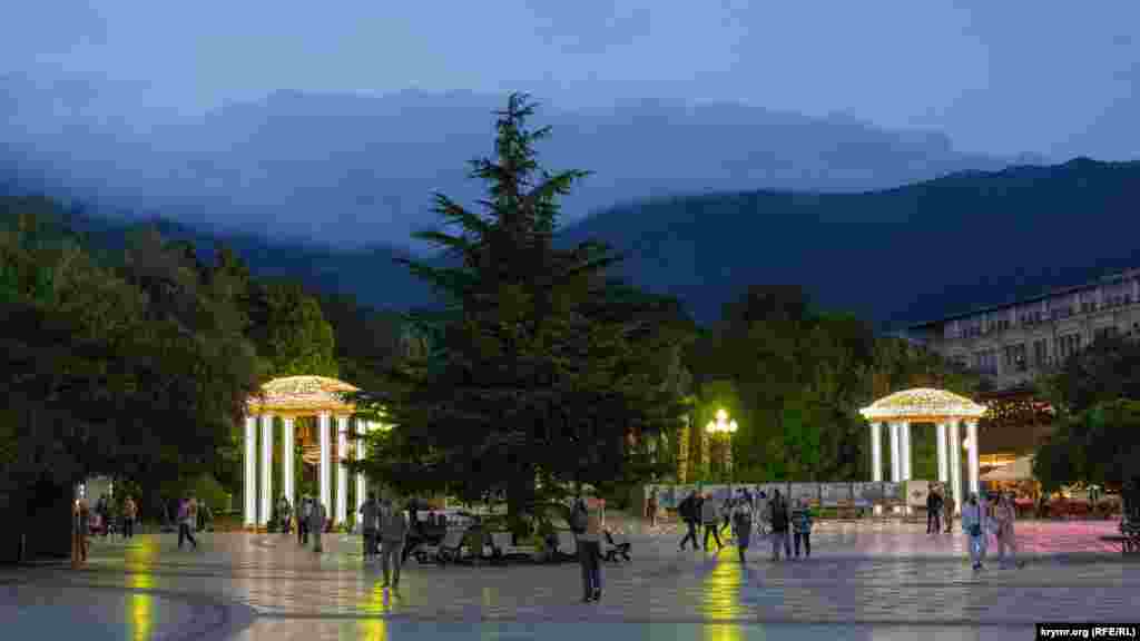 Зажглась иллюминация и ажурные фонари перед памятником Ленину  