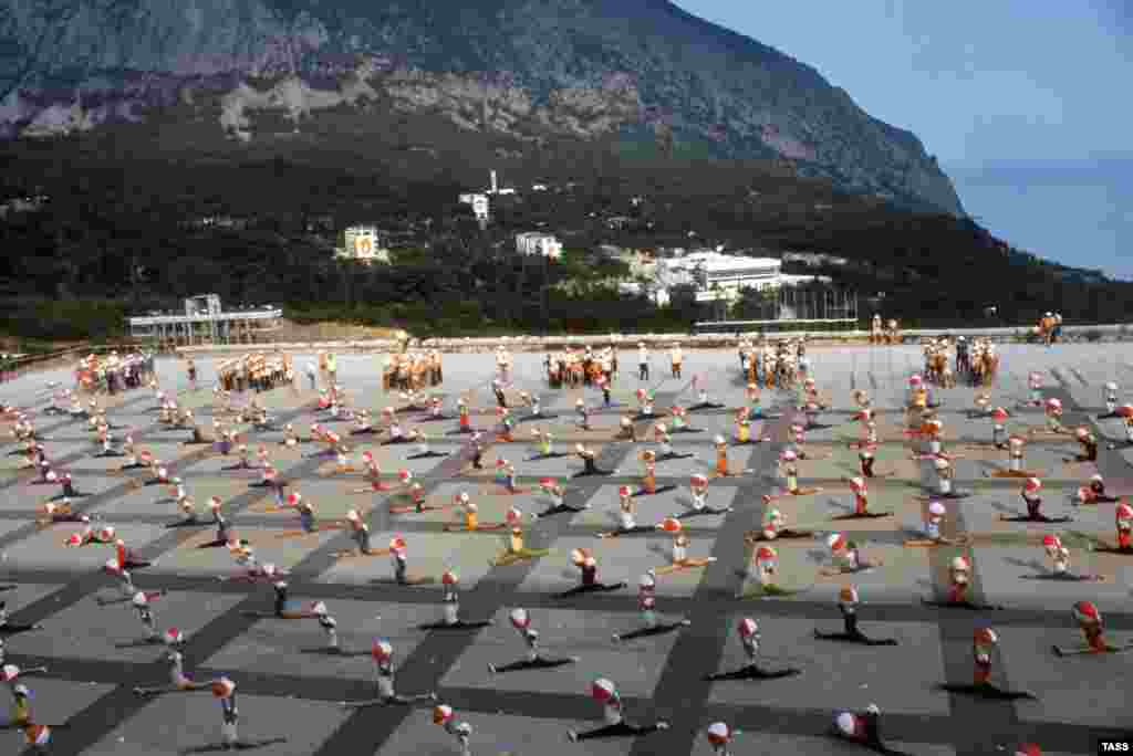 В советские времена путёвка в «Артек» считалась престижной наградой для детей. Путёвки удостаивались самые лучшие из пионеров, которых отбирали по различным критериям