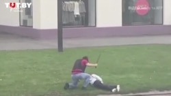 Невідомі в масках били людей на мітингу в Білорусі – відео Невідомі в масках били людей на мітингу в Білорусі – відео