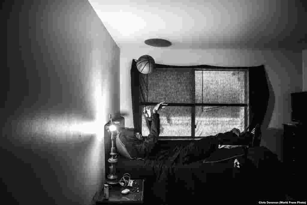 «Ті, хто залишаться, стануть чемпіонами». Юніор із Jaguars Діон Браун сидить зі своєю дівчиною Лакенія Томас під час перегляду футбольного матчу юніорів у майже порожньому спортзалі 24 лютого 2020 року.   Спорт: Перша премія, історії – Кріс Донован