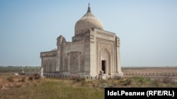 Мавзолей Курмангазы Сагырбайулы в селе Алтынжар, фото Валерия Маслова