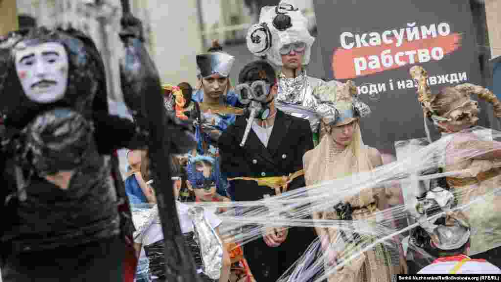 За даними правозахисників, за останні декілька років близько 2 тисяч українців стали жертвами торгівлі людьми в Росії. В Україні їх наймали на роботу кур'єрами, але в Росії їх змушували перевозити наркотики