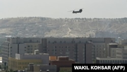 Американський військовий гелікоптер летить над посольством США в Кабулі, 15 серпня 2021 року