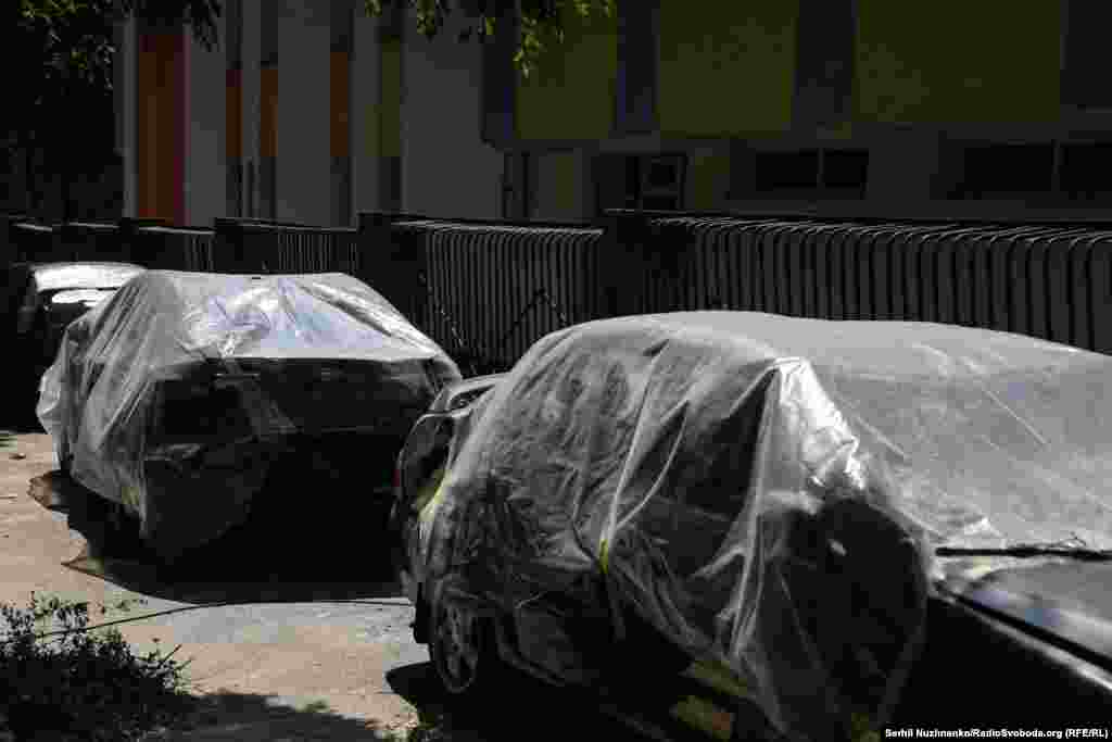 Пошкоджені ударною хвилею автівки