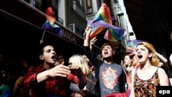 Учасники маршу за права ЛГБТ в Стамбулі, червень 2016 року